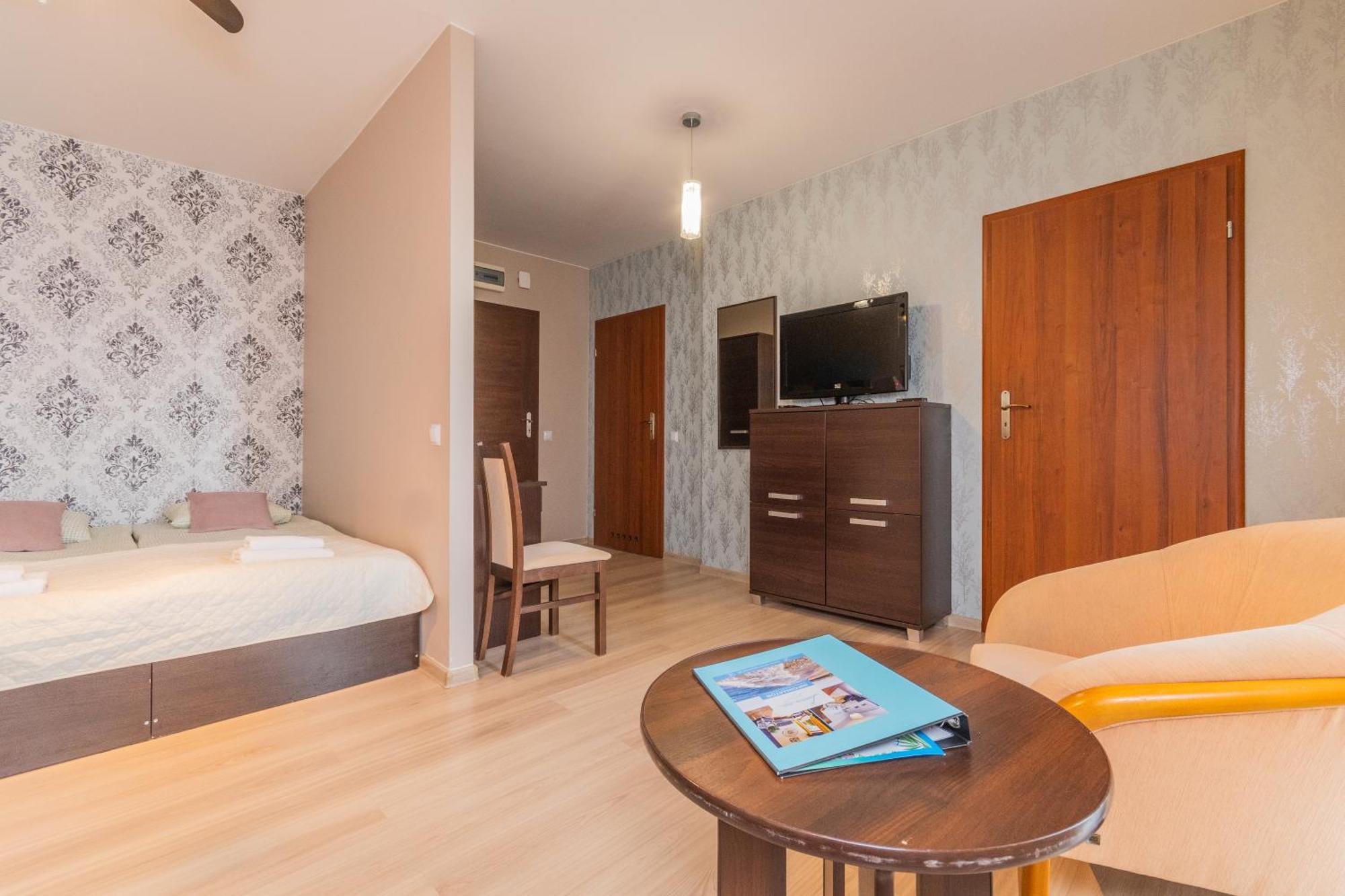 Sztutowo Lazurowy Dwor - Apartamenty Oraz Pokoje Z Basenem I Parkingiem Bagian luar foto